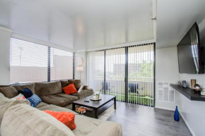 Beautiful 2 Bedroom/Bath Condo near Galleria
